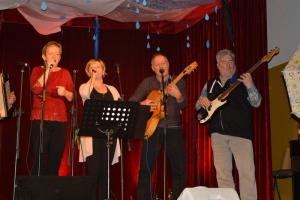 Zapeli so glasbeniki na odru in obiskovalci 3